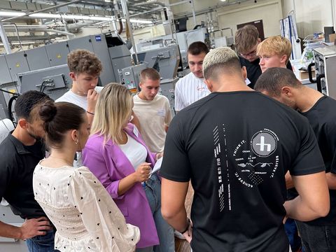 Häring-Azubis in der Produktion bei der ersten Besichtigung