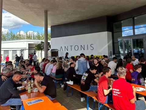 viele Häring-Azubis auf Grillfest an Festbänken