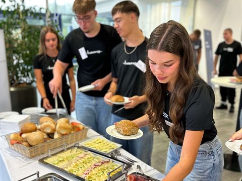 3 Häring-Azubis am Buffet mit Häring-Shirts