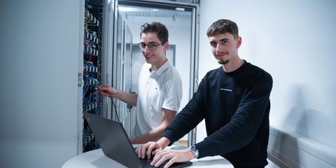 zwei Häring-Azubis stehen im Serverraum