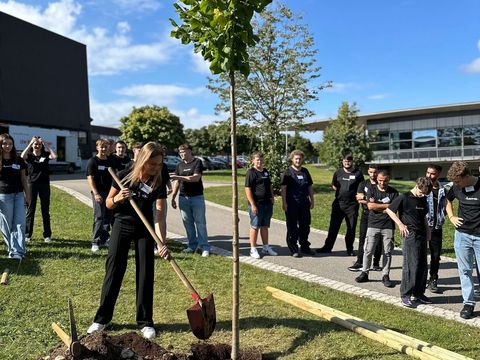 Häring-Azubis pflanzen einen neuen Baum