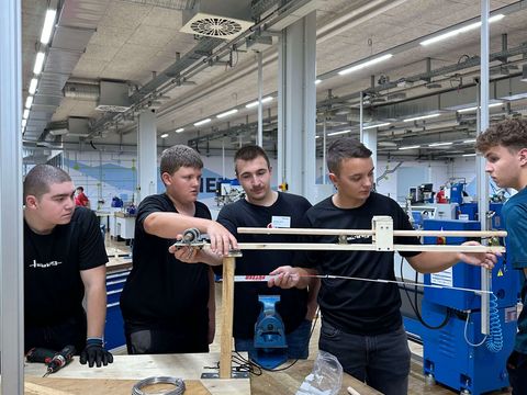 4 Häring-Azubis beim Projektbau
