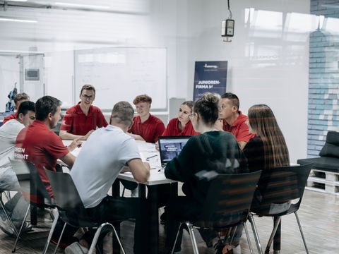 viele Häring-Azubis in einer Besprechung am Tisch