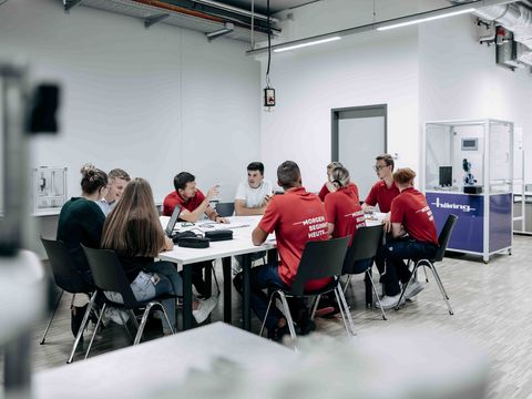 viele Häring-Azubis sitzen am Tisch in einer Besprechung