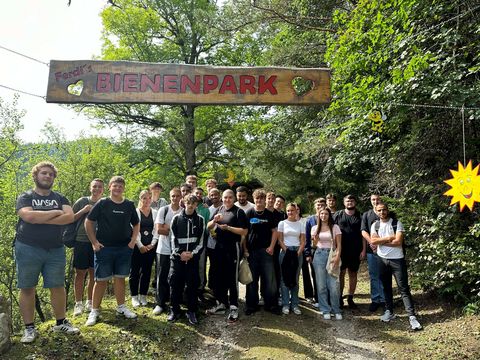 Häring-Azubis im Gruppenbild auf Wanderung