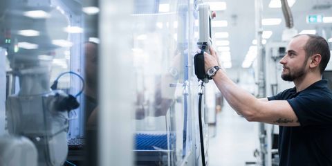 Mitarbeiter arbeitet an einer Sortiermaschine