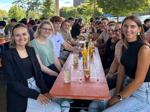 Häring-Azubis auf Bank beim Grillfest im Sommer